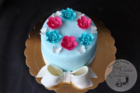 TARTA FONDANT CON LAZO Y FLORES PARA AMALIA TARTA FONDANT CON LAZO Y FLORES PARA AMALIA