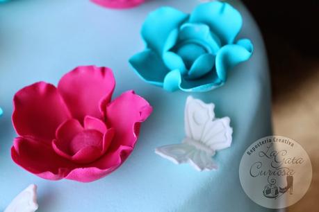 TARTA FONDANT CON LAZO Y FLORES PARA AMALIA TARTA FONDANT CON LAZO Y FLORES PARA AMALIA