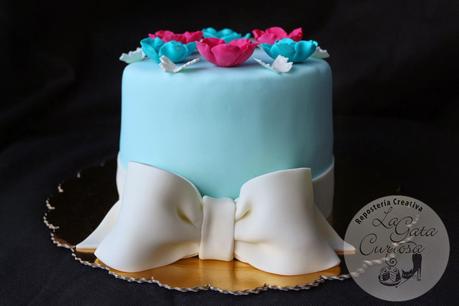 TARTA FONDANT CON LAZO Y FLORES PARA AMALIA TARTA FONDANT CON LAZO Y FLORES PARA AMALIA