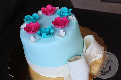 TARTA FONDANT CON LAZO Y FLORES PARA AMALIA TARTA FONDANT CON LAZO Y FLORES PARA AMALIA