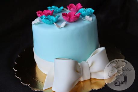 TARTA FONDANT CON LAZO Y FLORES PARA AMALIA TARTA FONDANT CON LAZO Y FLORES PARA AMALIA