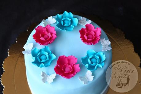 TARTA FONDANT CON LAZO Y FLORES PARA AMALIA TARTA FONDANT CON LAZO Y FLORES PARA AMALIA