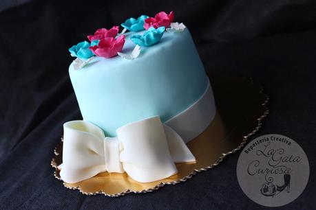 TARTA FONDANT CON LAZO Y FLORES PARA AMALIA TARTA FONDANT CON LAZO Y FLORES PARA AMALIA