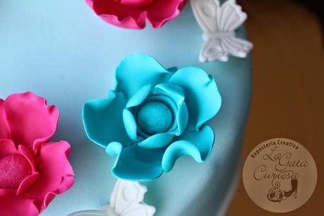 TARTA FONDANT CON LAZO Y FLORES PARA AMALIA TARTA FONDANT CON LAZO Y FLORES PARA AMALIA