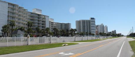 Edificios de apartamentos en la A1A sobre las islas barreras