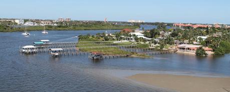 New Smyrna Beach a orillas del Halifax River, sector de las islas barrera