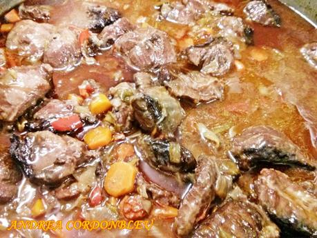 CARRILLERAS CON PURÉ DE PATATAS Y CASTAÑAS Y SALSA DE SUS VERDURAS CON VAINILLA. CARRILLERAS CON PURÉ DE PATATAS Y CASTAÑAS Y SALSA DE SUS VERDURAS CON VAINILLA.