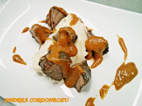 CARRILLERAS CON PURÉ DE PATATAS Y CASTAÑAS Y SALSA DE SUS VERDURAS CON VAINILLA. CARRILLERAS CON PURÉ DE PATATAS Y CASTAÑAS Y SALSA DE SUS VERDURAS CON VAINILLA.