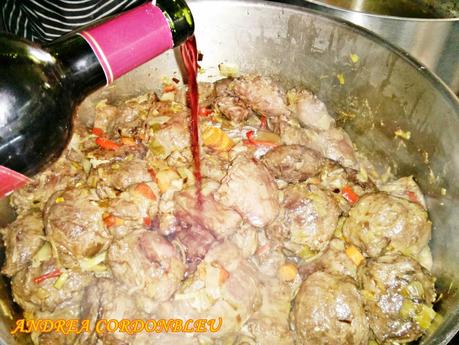 CARRILLERAS CON PURÉ DE PATATAS Y CASTAÑAS Y SALSA DE SUS VERDURAS CON VAINILLA. CARRILLERAS CON PURÉ DE PATATAS Y CASTAÑAS Y SALSA DE SUS VERDURAS CON VAINILLA.