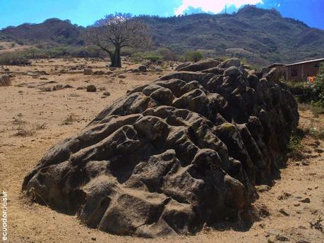 Las pampas empedradas de Opoluca y sus piedras con canaletas