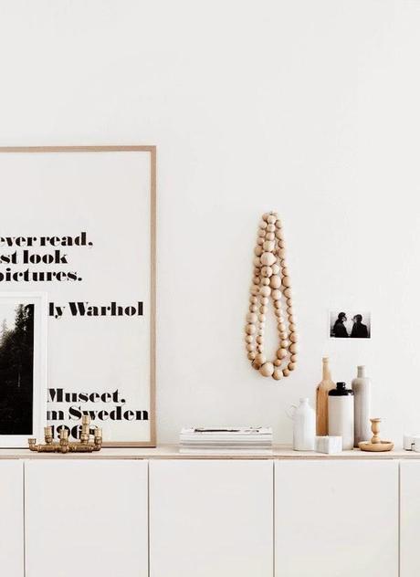 Decorar con una guirnalda de bolas de madera Decorar con una guirnalda de bolas de madera