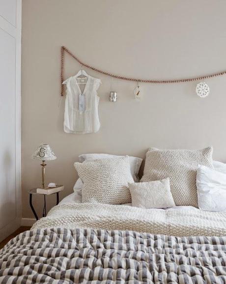 Decorar con una guirnalda de bolas de madera Decorar con una guirnalda de bolas de madera