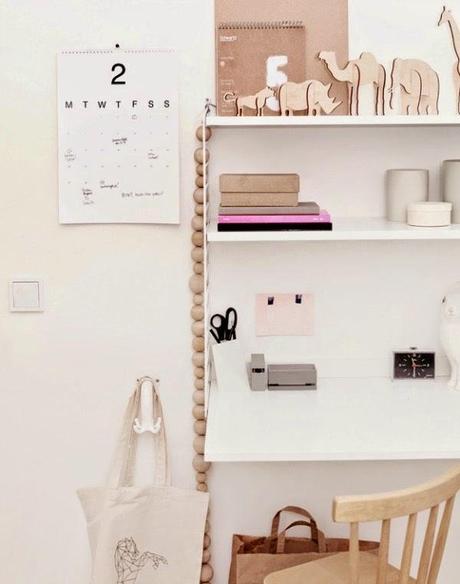 Decorar con una guirnalda de bolas de madera Decorar con una guirnalda de bolas de madera