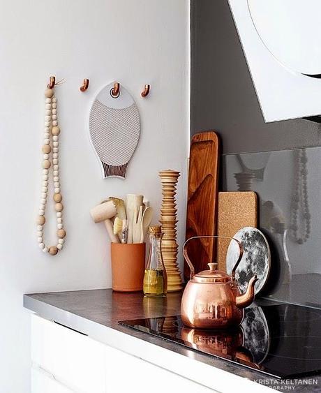 Decorar con una guirnalda de bolas de madera Decorar con una guirnalda de bolas de madera