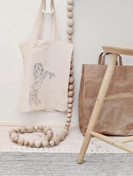 Decorar con una guirnalda de bolas de madera Decorar con una guirnalda de bolas de madera