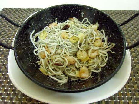 Gulas al ajillo con gambas