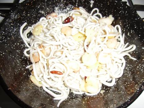 Gulas al ajillo con gambas