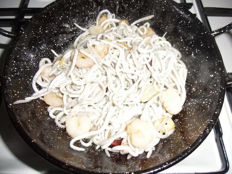 Gulas al ajillo con gambas