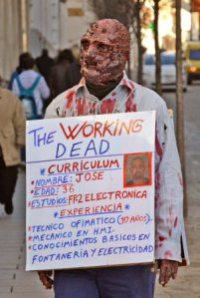 MUERTOS VIVIENTES: DESEMPLEADOS DE LARGA DURACIÓN parado disfrazado de zombie por las calles de badajoz.