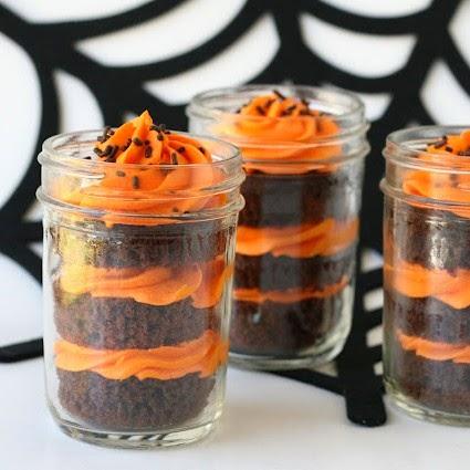 Ideas de Postres para Halloween pastelillos en recipiente de halloween