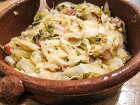 Col guisada con bacon. col-guisada-con-bacon-