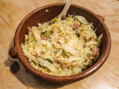 Col guisada con bacon. col-guisada-con-bacon-