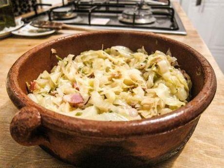 Col guisada con bacon. col-guisada-con-bacon-