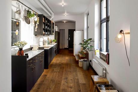 SORPRENDENTE DISTRIBUCIÓN UNA COCINA EN EL PASILLO SORPRENDENTE DISTRIBUCIÓN UNA COCINA EN EL PASILLO