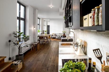 SORPRENDENTE DISTRIBUCIÓN UNA COCINA EN EL PASILLO SORPRENDENTE DISTRIBUCIÓN UNA COCINA EN EL PASILLO