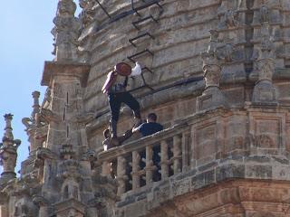 MARIQUELO. Al campanario frente al terremoto, en Salamanca