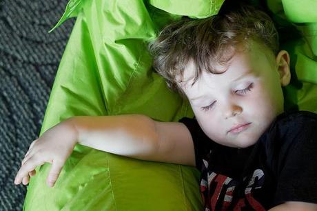 Bebé empieza a dormir solo Toddler durmiendo