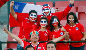 Origen de La Roja ¿Por qué se le llama la roja a la selección española? aficion de chile