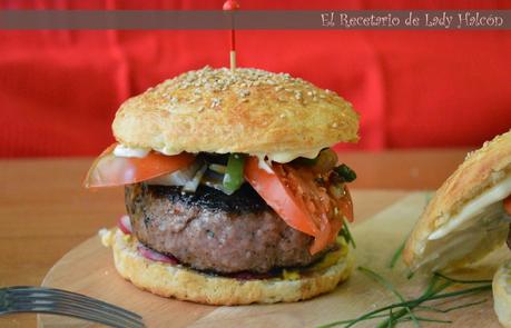 Hamburguesa gourmet XXL con panecillos caseros - #LekueBurger