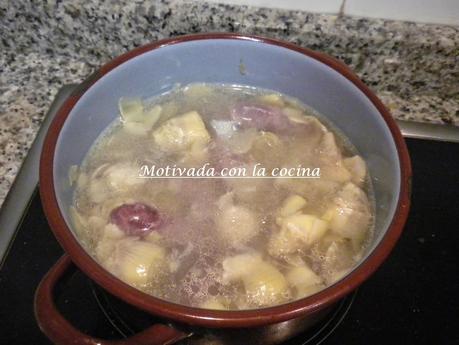 Alcachofas con salchichas Alcachofas con salchichas