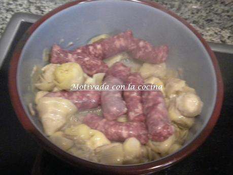 Alcachofas con salchichas Alcachofas con salchichas