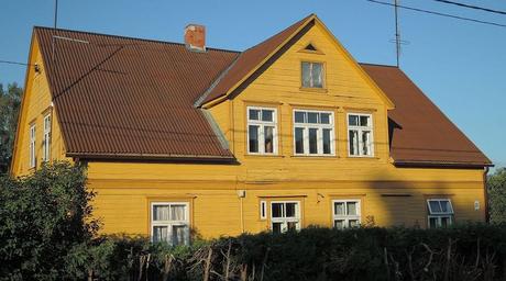 Viaje a ninguna parte. Letonia off-road. Las traseras del hotel en Mazsalaca.