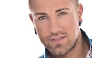 Depilación masculina: cejas Bueno, el caso de este chico... si su único problema fueran las cejas... En fin, cejas demasiado femeninas. Le restan profundidad a la mirada.