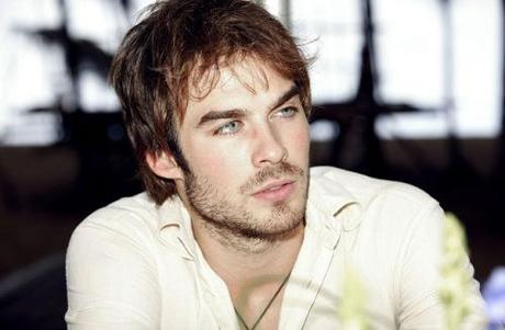 Depilación masculina: cejas Algo importante a tener en cuenta: siempre deben quedar pelitos sueltos en la cola (de mitad a final) de la ceja. Si dejamos esa zona totalmente limpia de pelo se notará a la legua que están depiladas y conseguiremos el efecto de feminidad que debemos evitar.