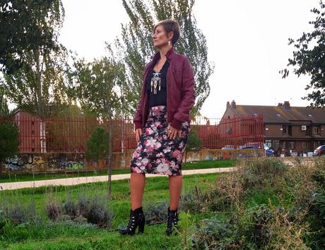 Falda midi estampada de neopreno. Falda midi estampada de neopreno.