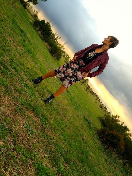 Falda midi estampada de neopreno. Falda midi estampada de neopreno.