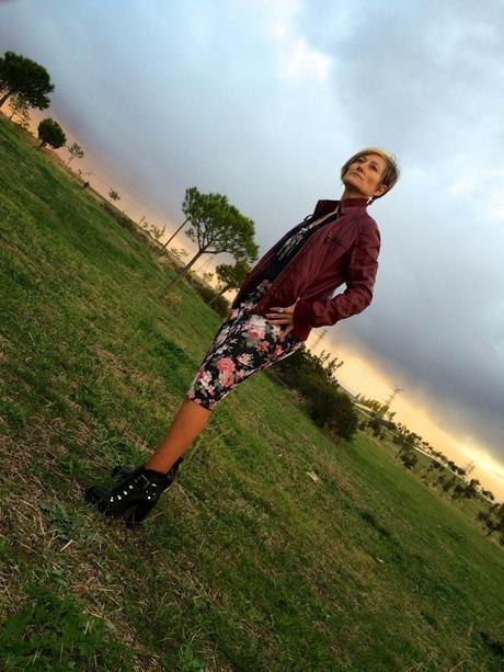 Falda midi estampada de neopreno. Falda midi estampada de neopreno.