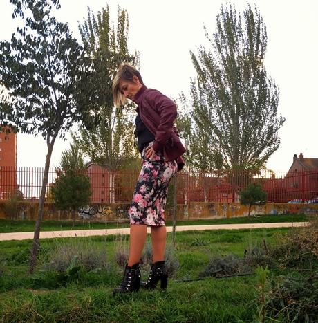 Falda midi estampada de neopreno. Falda midi estampada de neopreno.