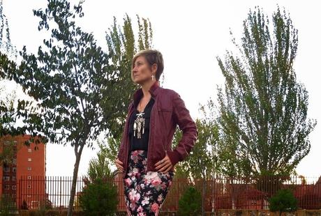 Falda midi estampada de neopreno. Falda midi estampada de neopreno.