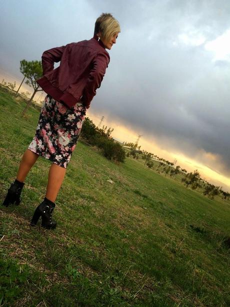 Falda midi estampada de neopreno. Falda midi estampada de neopreno.