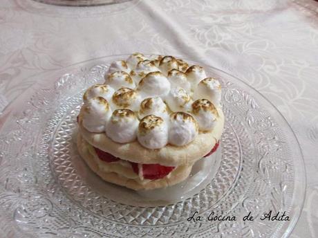 TARTITAS DE MERENGUE CON FRESON Y NATA TARTITAS DE MERENGUE CON FRESON Y NATA