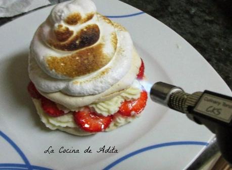 TARTITAS DE MERENGUE CON FRESON Y NATA TARTITAS DE MERENGUE CON FRESON Y NATA