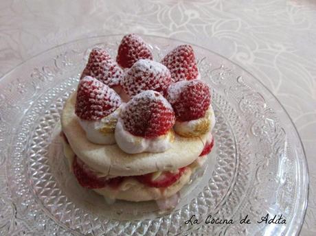 TARTITAS DE MERENGUE CON FRESON Y NATA TARTITAS DE MERENGUE CON FRESON Y NATA