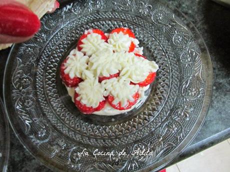 TARTITAS DE MERENGUE CON FRESON Y NATA TARTITAS DE MERENGUE CON FRESON Y NATA