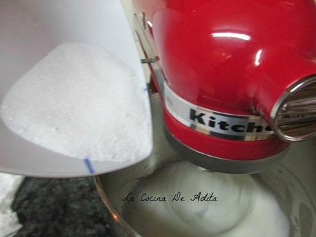 TARTITAS DE MERENGUE CON FRESON Y NATA TARTITAS DE MERENGUE CON FRESON Y NATA