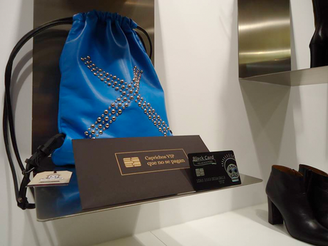 Una tienda crea sus propias “tarjetas black” para sus 50 clientes más VIP Una tienda crea sus propias “tarjetas black” para sus 50 clientes más VIP